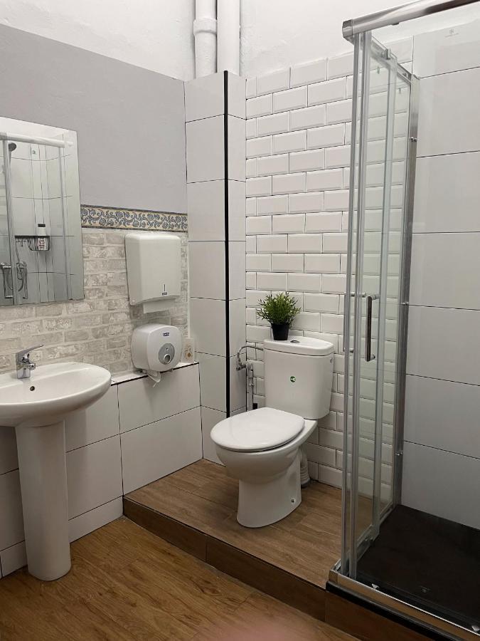 Lit Simple dans Dortoir pour Femmes de 6 Lits