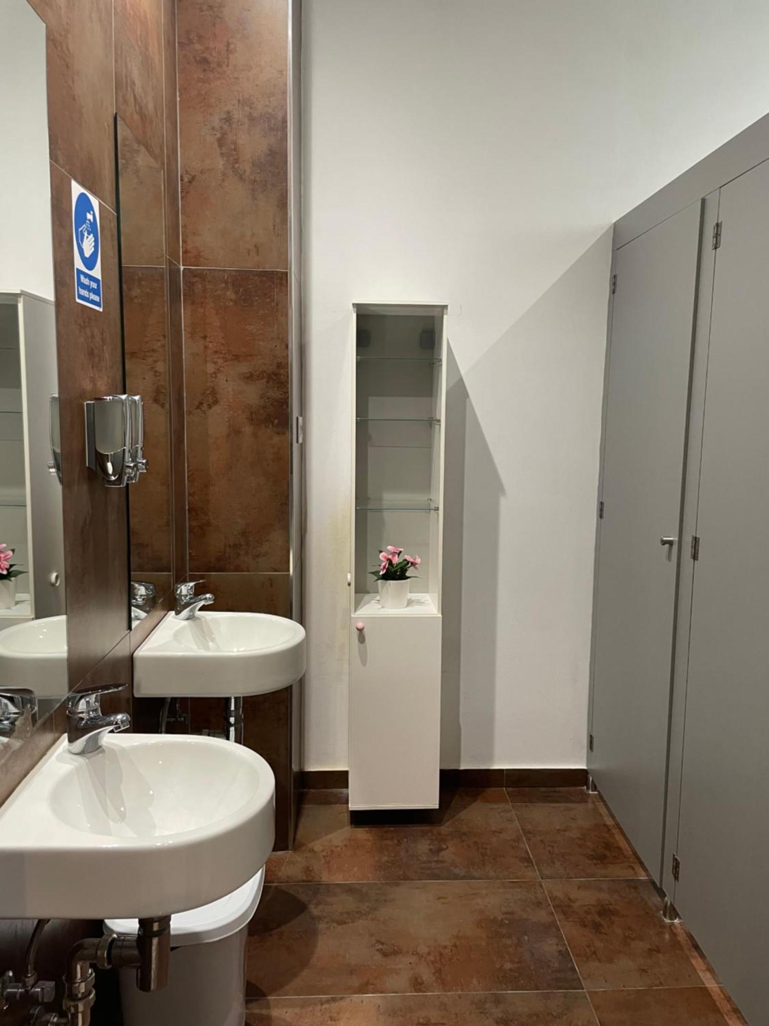 Chambre Lits Jumeaux avec Salle de Bains Commune